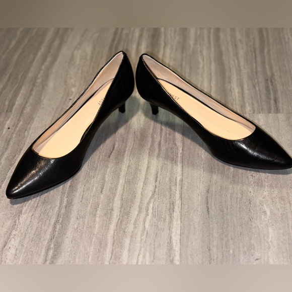 Black Nine West Pointed Toe Pumps - Picture 2 of 6